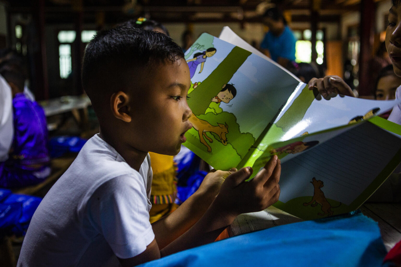 UNICEF tworzy tymczasowe przestrzenie edukacyjne i prowadzi szkolenia psychospołeczne dla nauczycieli i opiekunów, którzy wspierają dzieci w kontynuowaniu nauki i radzeniu sobie z traumą wywołaną przedłużającym się konfliktem w kraju.