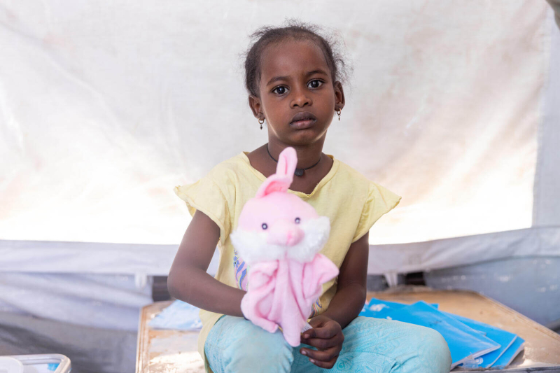 6-letnia Talia otrzymuje wsparcie w bezpiecznej przestrzeni edukacyjnej wspieranej przez UNICEF w Sudanie.