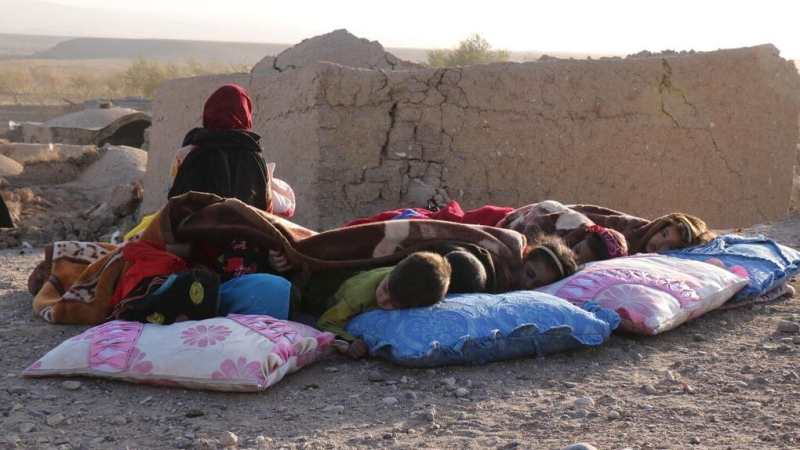 Afganistan dzieci śpią na ziemi
