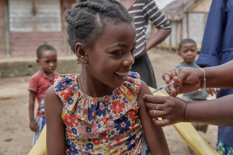 9-letnia Farazina z Madagaskaru otrzymuje szczepionkę przeciwko wirusowi brodawczaka ludzkiego (HPV).