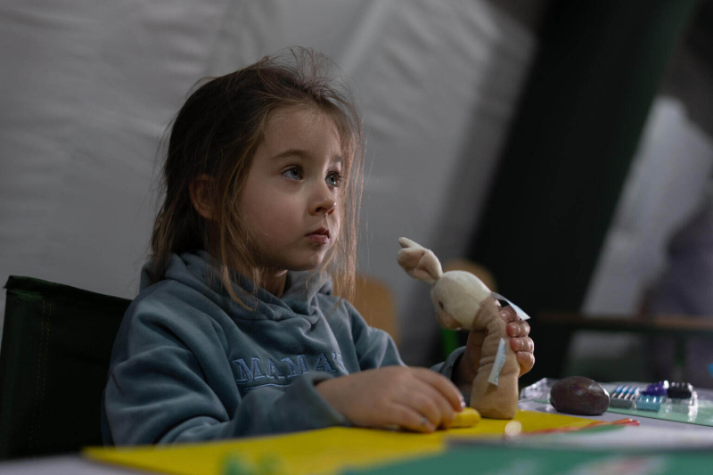 Czteroletnia Mila z Kijowa chroni się w ogrzewanym namiocie.