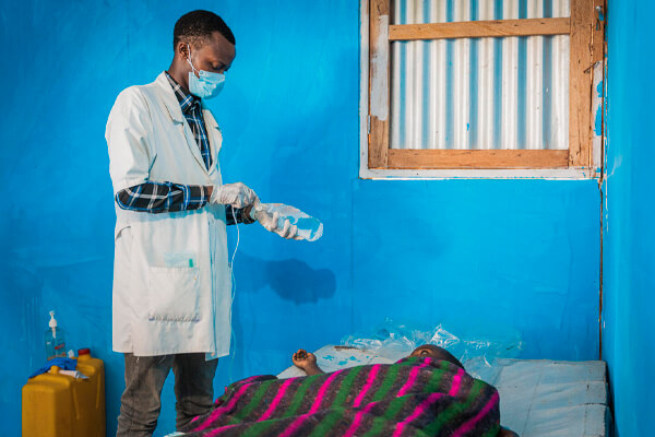 DRK - Lekarz podłącza kroplówkę małemu pacjentowi