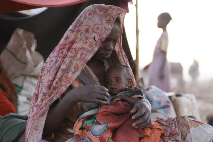 Hawa z Sudanu przytula swoje dziecko