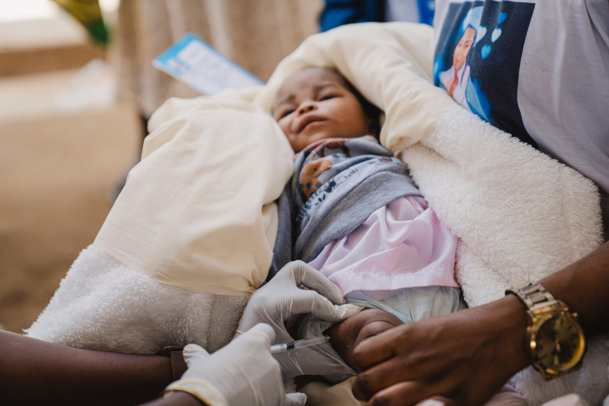 Dziecko szczepione przez pracownika UNICEF