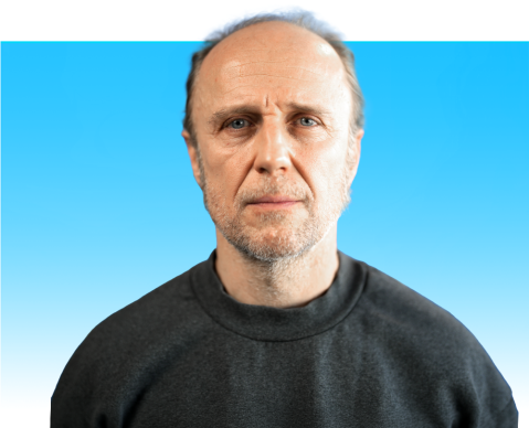 Aktor Łukasz Simlat wspiera działania UNICEF.