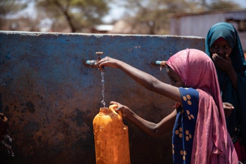 UNICEF w Rogu Afryki - ponad 900 tysięcy ludzi uzyskało dostęp do czystej wody zdatnej do picia, gotowania i higieny osobistej.