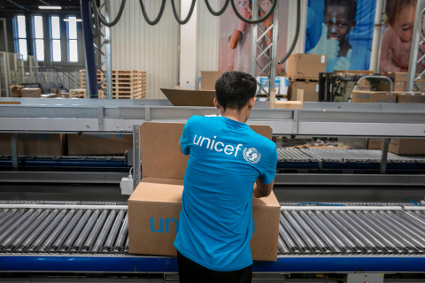 Przedstawiciel UNICEF przygotowujący produkty pomocy humanitarnej do wysyłki.