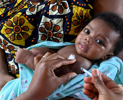 Jak firma może zapewnić transparentność swoich działań humanitarnych?