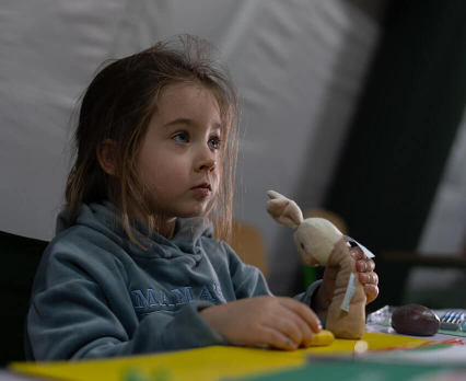 Czteroletnia Mila z Kijowa chroni się w ogrzewanym namiocie.