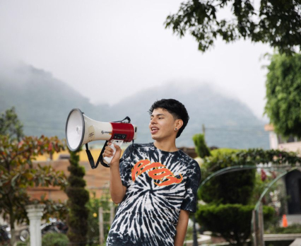 COP28 - chłopak trzymający megafon