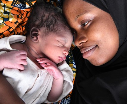 Podczas pandemii COVID-19 zagrożone jest zdrowie i życie kobiet ciężarnych oraz noworodków, alarmuje UNICEF w Dniu Matki