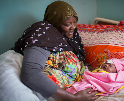 Sister tuli swojego czterodniowego synka Umara na wspieranym przez UNICEF Oddziale Intensywnej Terapii Noworodkowej (NICU) szpitala w Assosa, w odległym regionie Benishangul-Gumuz w Etiopii.