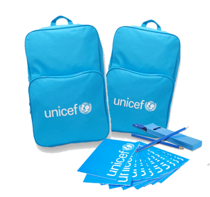Błękitny plecak, zeszyty i ołówki z logo UNICEF.