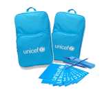 Błękitny plecak, zeszyty i ołówki z logo UNICEF.