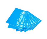 Błękitne zeszyty z logo UNICEF.