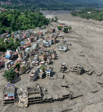 Osiedle zdewastowane powodzią w Nepalu