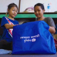 Osoby dotknięte kataklizmem korzystające z produktów higienicznych dostarczanych przez UNICEF.